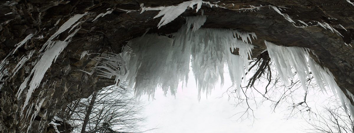 Замерзлий Бухтівецький (крапельний) водоспад, вид знизу © 2012 Alex Nedoviziy