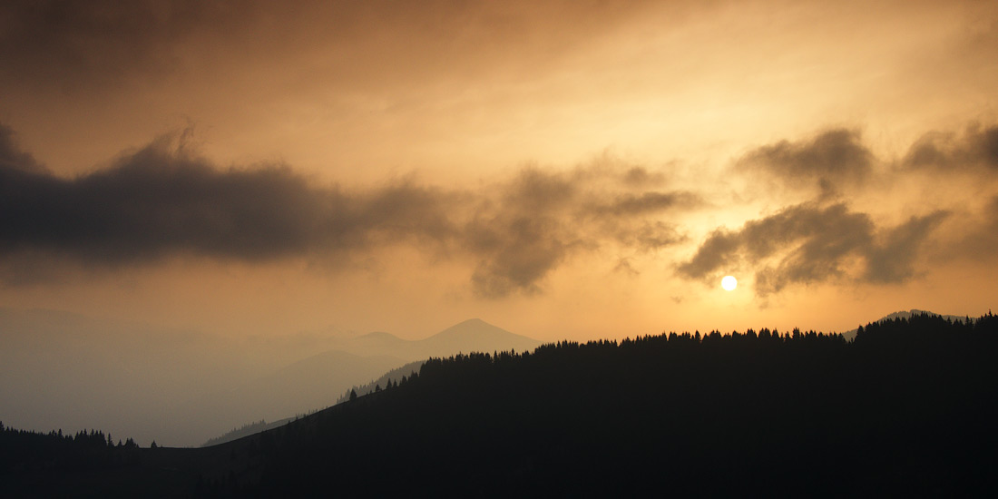 Сонце сідає за Чорногору © 2013 Alex Nedovizii